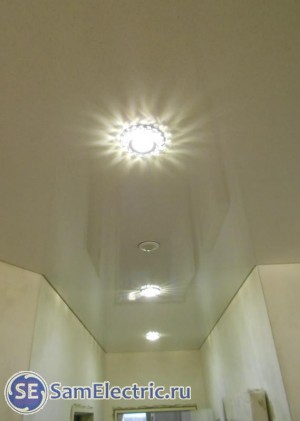 Пример натяжного потолка со светильниками и датчиком движения