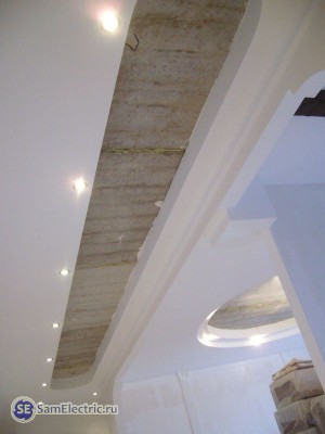 Потолок с точечными светильниками 1