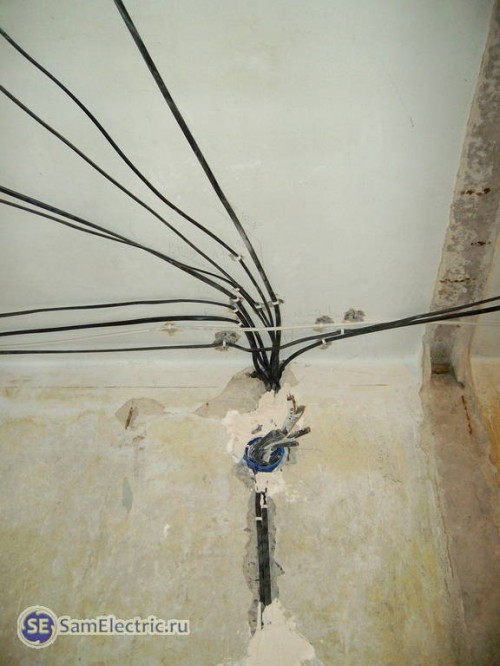 Штроба в панельном доме и кабели на потолке. Распредкоробка установлена